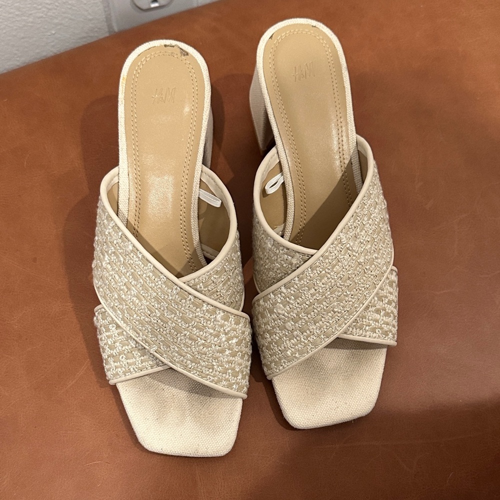 H&M Women's Beige Textured Mules